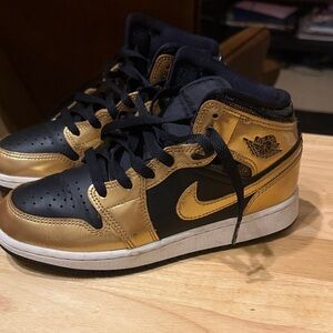 Nike Kids Sneakers Black and Gold